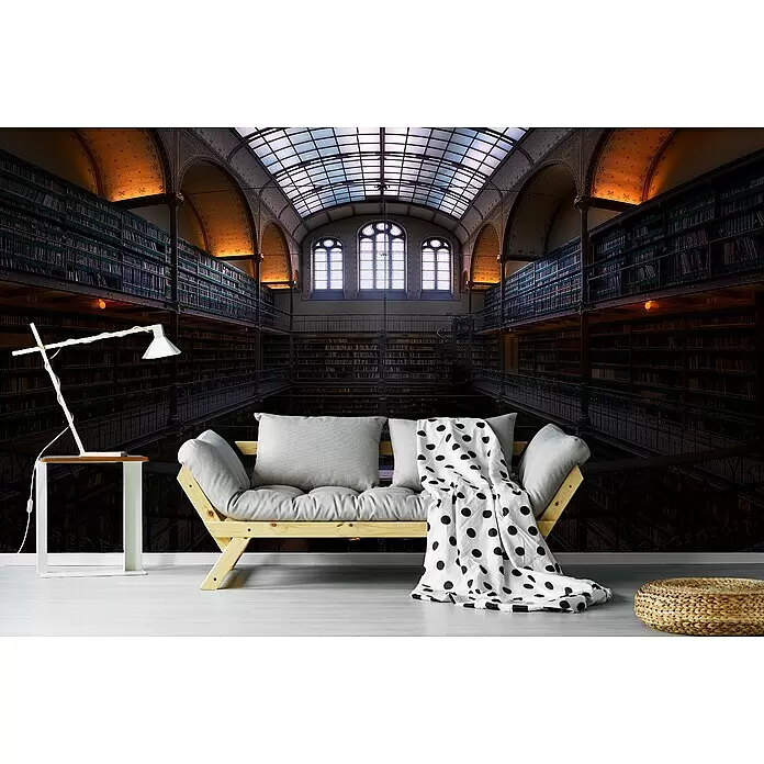 Papermoon Premium collection Fototapete Rijksmuseum Bibliothek - B x H: 400 x 260 cm, Vlies - Hellgraues Holzsofa mit Kissen und gepunkteter Decke, weiße Lampe auf Beistelltisch und Flechtpouf in einer großen Bibliothek.