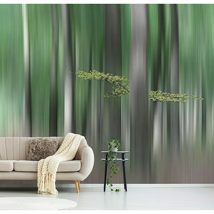 Papermoon Premium collection Fototapete Summermhering - B x H: 350 x 260 cm, Vlies - Wohnzimmer mit beigem Sofa, Kissen und Decke vor einer Fototapete mit Waldmotiv, die eine gemütliche und naturverbundene Atmosphäre schafft.