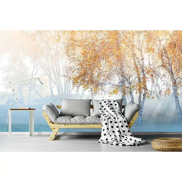 Papermoon Premium collection Fototapete Elch Nebel verloren - B x H: 500 x 280 cm, Vlies - Graues Futonsofa mit hellem Holzrahmen, bedeckt mit einer weißen Decke mit schwarzen Punkten, daneben ein geflochtener Pouf auf hellem Boden.