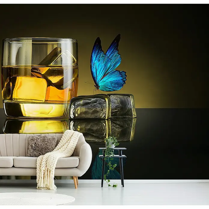 Papermoon Premium collection Fototapete Schmetterling und Whisky on Ice - B x H: 350 x 260 cm, Vlies - Ein Whiskeyglas mit Eiswürfeln und einem blauen Schmetterling, das eine elegante und moderne Raumgestaltung ergänzt.