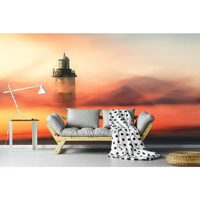 Papermoon Premium collection Fototapete Auf See verloren - B x H: 200 x 149 cm, Vlies - Ein stilvolles Zimmer mit einem hellen Sofa, einer Lampe und einem Hocker, vor einer Tapete mit Leuchtturmmotiv.