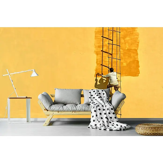 Papermoon Premium collection Fototapete Der Anstreicher - B x H: 300 x 223 cm, Vlies - Ein stilvolles Wohnzimmer mit einem modernen Schlafsofa mit einem Bettbezug mit schwarzen Punkten, einer Lampe und einem Hocker.