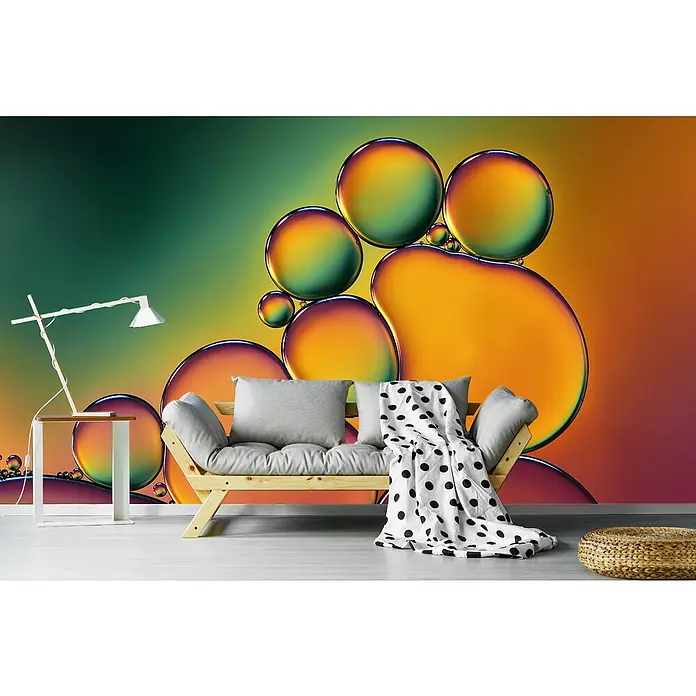 Papermoon Premium collection Fototapete Akrobaten - B x H: 350 x 260 cm, Vlies - Wohnzimmergestaltung mit Sofa, Lampe und Wandbild. Das Sofa ist mit Kissen und einer Decke dekoriert, und das Wandbild zeigt bunte Blasen.