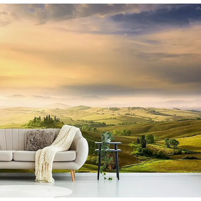 Papermoon Premium collection Fototapete Poe Belvee's Sunrise - B x H: 450 x 280 cm, Vlies - Elegantes Wohnzimmer-Interieur mit einem bequemen Sofa, einem stilvollen Beistelltisch und einer atemberaubenden Landschaftstapete.