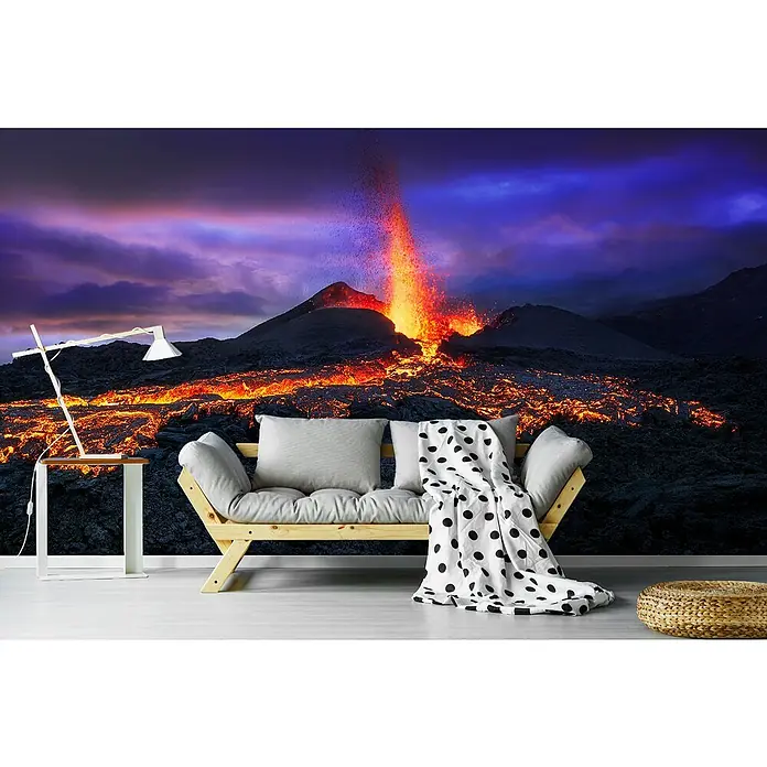 Papermoon Premium collection Fototapete Feuer blauer Stunde - B x H: 200 x 149 cm, Vlies - Wohnzimmer mit stylischem Sofa vor einer Vulkan-Tapete, die eine dramatische Eruption zeigt. Die moderne Lampe ergänzt das Ambiente.