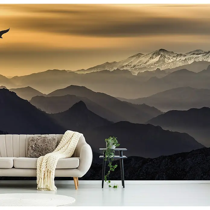 Papermoon Premium collection Fototapete Schichten - B x H: 350 x 260 cm, Vlies - Eine stilvolle Couch mit Kissen und Decke vor einer Berglandschaft Wandtapete.