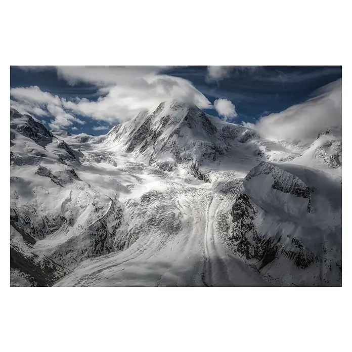 Papermoon Premium collection Fototapete Gletscher - B x H: 200 x 149 cm, Vlies - Verschneite Berglandschaft unter bewölktem Himmel, die majestätische Gipfel und eisige Gletscher präsentiert.