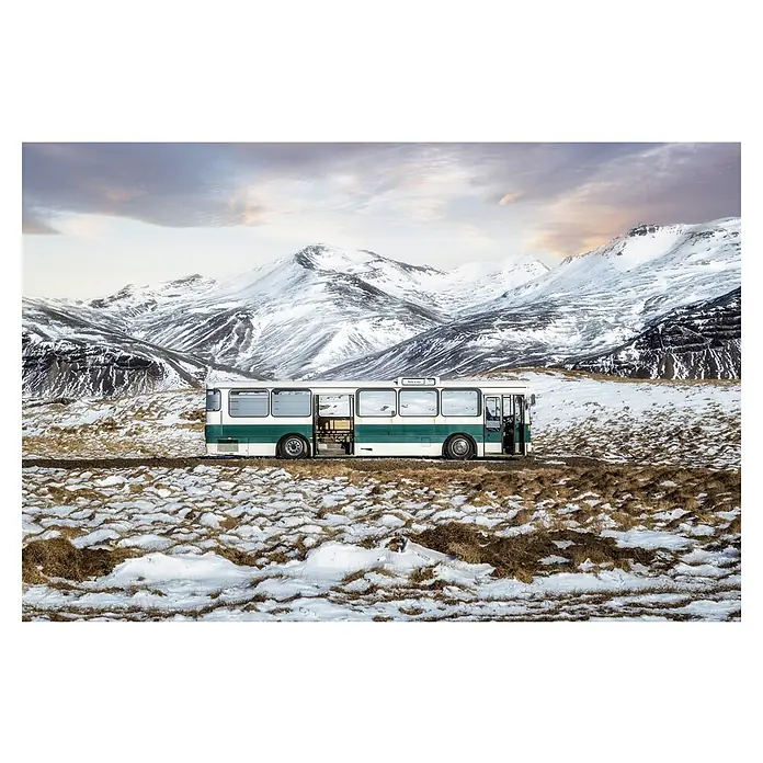 Papermoon Premium collection Fototapete Letzter Halt Nirgendwo - B x H: 500 x 280 cm, Vlies - Ein grüner und weißer Bus steht vor schneebedeckten Bergen, die eine ruhige und einzigartige Szene schaffen.