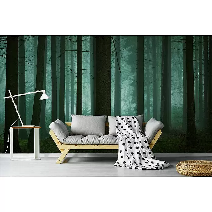 Papermoon Premium collection Fototapete Die dunklen Tage des Winters - B x H: 450 x 280 cm, Vlies - Ein Holz-Tagesbett mit grauen Kissen und einer gepunkteten Decke in einem gemütlichen Raum. Daneben stehen eine weiße Lampe auf einem Beistelltisch und ein gewebter Pouf.