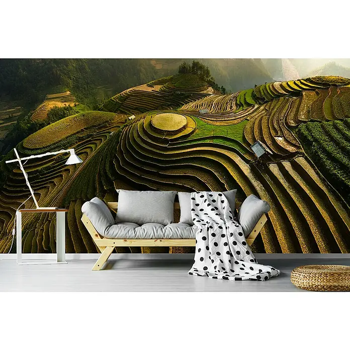 Papermoon Premium collection Fototapete Mu Cang Chai Vietnam - B x H: 400 x 260 cm, Vlies - Gemütliches Wohnzimmer mit trendiger Couch, Nachttischlampe und geflochtenem Hocker vor einer atemberaubenden Landschaftstapete.