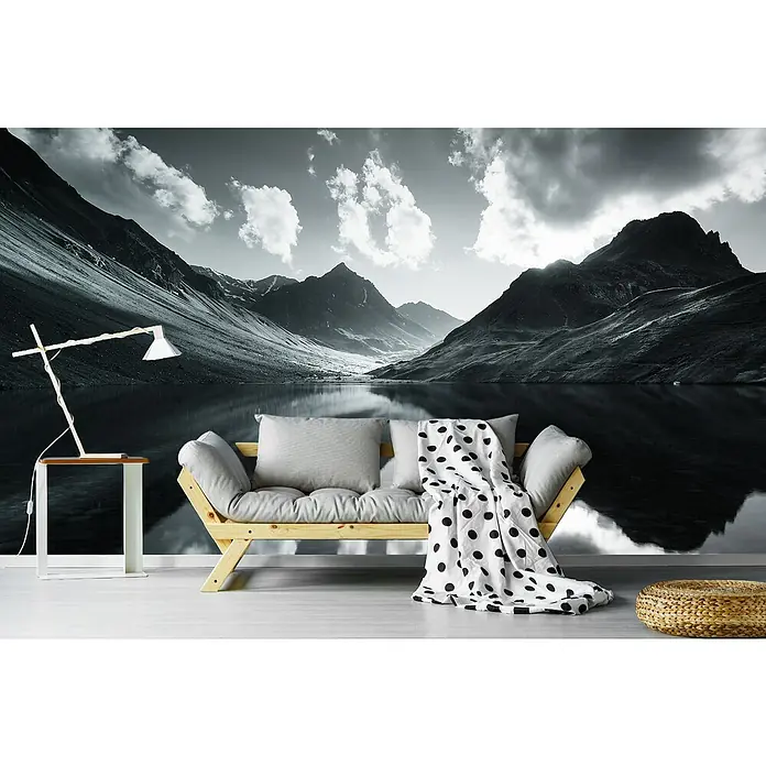 Papermoon Premium collection Fototapete Bergreflexion - B x H: 400 x 260 cm, Vlies - Elegante Innenraumaufnahme mit einem stilvollen Sofa, einer Lampe und einem dekorativen Hocker vor einer malerischen Berglandschaft.