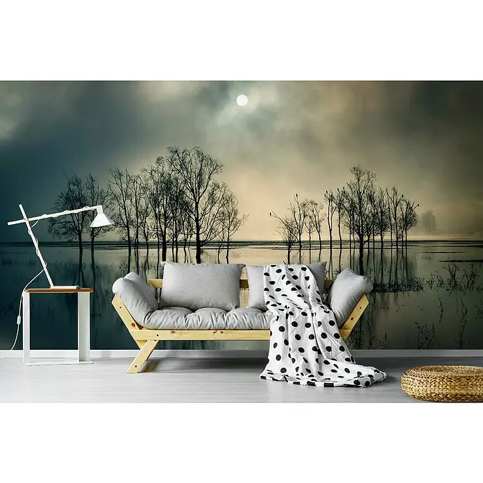 Papermoon Premium collection Fototapete Seestssee - B x H: 400 x 260 cm, Vlies - Gemütliches Interieur mit einem hellen Sofa, einer stylischen Lampe und einem dekorativen Hocker vor einer atmosphärischen Naturtapete.