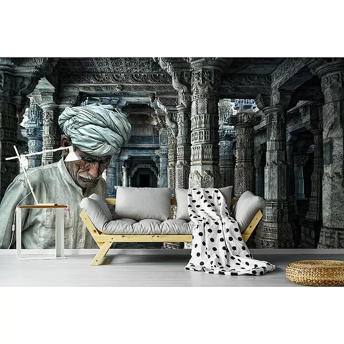 Papermoon Premium collection Fototapete Alter Mann Gottesstunde - B x H: 400 x 260 cm, Vlies - Holzsofa mit grauen Kissen, gepunkteter Decke, Beistelltisch mit Lampe und geflochtener Pouf in einem Raum mit Tempel-Wandbild.