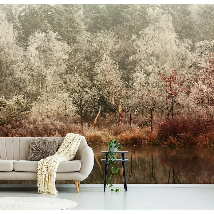 Papermoon Premium collection Fototapete Gefroren - B x H: 450 x 280 cm, Vlies - Ein idyllisches Wohnzimmer mit einer Fototapete, die einen ruhigen Waldsee im Winter zeigt, kombiniert mit modernen Möbeln.