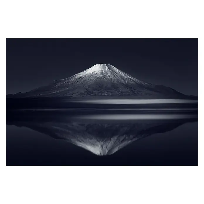 Papermoon Premium collection Fototapete Reflexion Mt. Fuji - B x H: 300 x 223 cm, Vlies - Atemberaubende Aufnahme des Fuji-Berges mit seiner Spiegelung im ruhigen Wasser, eine Szene von perfekter Harmonie und Erhabenheit.