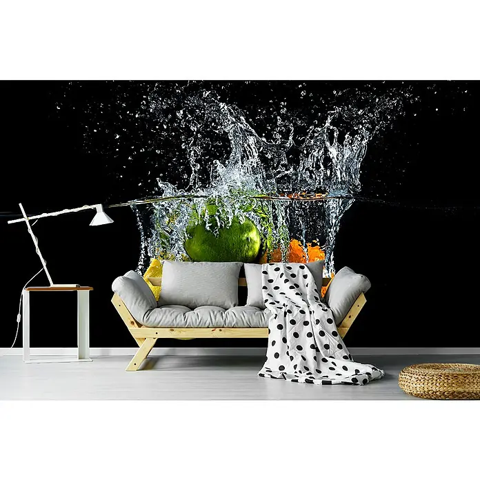 Papermoon Premium collection Fototapete Zitrusspritzen - B x H: 300 x 223 cm, Vlies - Einladendes Wohnzimmer mit modernem Sofa, akzentuiert durch ein abstraktes Wandbild, das eine dynamische Wasserszene mit Früchten zeigt.