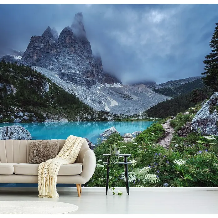 Papermoon Premium collection Fototapete Blaue Stunde des Lago di Sorapis Ventien - B x H: 350 x 260 cm, Vlies - Wohnzimmer mit beigem Sofa, Fellkissen und Überwurf vor einer Fototapete mit Bergsee-Motiv für eine ruhige Raumatmosphäre.
