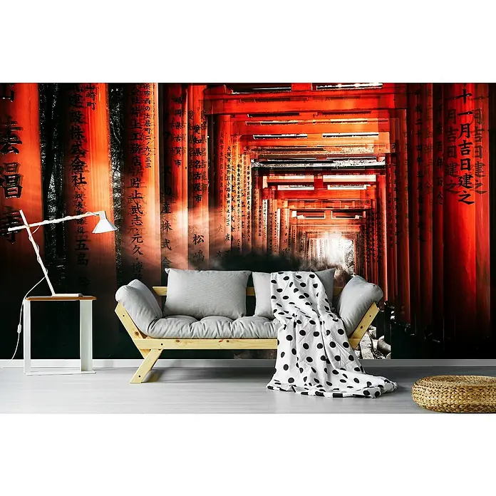 Papermoon Premium collection Fototapete Japan Fushimi Inari Taisha - B x H: 250 x 186 cm, Vlies - Eine gemütliche Sitzecke mit einem hellen Holzsofa, grauen Kissen und einer Decke mit schwarzen Punkten vor einer Wand mit rotem Torii-Muster.