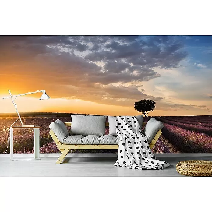 Papermoon Premium collection Fototapete Ziel-Lavendel - B x H: 350 x 260 cm, Vlies - Helles Holzsofa mit grauen Kissen und gepunkteter Decke, in einem Raum mit Lavendelfeld-Wandbild.