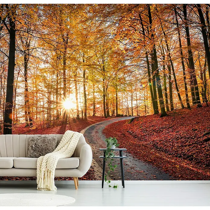 Papermoon Premium collection Fototapete Rot-goldener Herbst - B x H: 400 x 260 cm, Vlies - Wohnzimmer mit Tapete mit Waldmotiv in Herbstfarben, Sofa und Beistelltisch mit Pflanze schaffen eine gemütliche Atmosphäre.