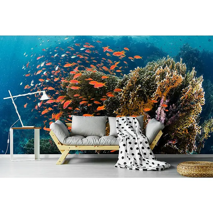 Papermoon Premium collection Fototapete Fische am Riff - B x H: 400 x 260 cm, Vlies - Unterwasser-Wandbild mit leuchtenden Fischen und Korallenriff als Hintergrund für ein modernes Wohnzimmer mit Sitzgelegenheiten.