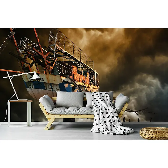 Papermoon Premium collection Fototapete Boot in den Wolken - B x H: 500 x 280 cm, Vlies - Gemütliche Couch mit Kissen und Decke im Wohnzimmer, vor einer beeindruckenden Fototapete mit Schiffs-Motiv. Die perfekte Wohnraumgestaltung.