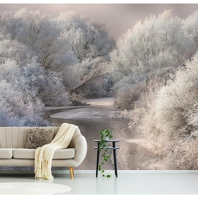 Papermoon Premium collection Fototapete Winterlied - B x H: 450 x 280 cm, Vlies - Zimmer mit einem sandfarbenen Sofa und einem kleinen Tisch, vor einer Wandtapete mit Winterlandschaft.