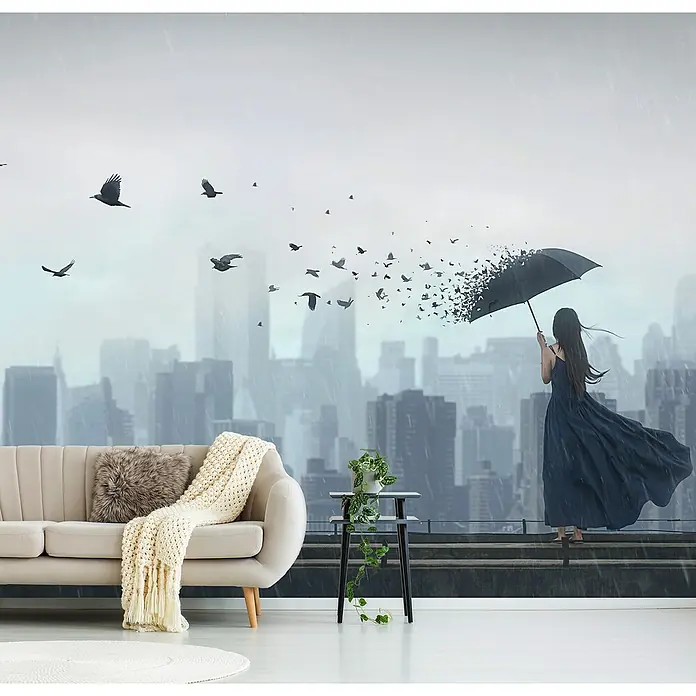 Papermoon Premium collection Fototapete Wegfliegen - B x H: 500 x 280 cm, Vlies - Wandbild mit einer Frau mit Regenschirm vor einer Skyline, die sich in Vögel auflöst, verleiht dem Raum eine melancholische Note.