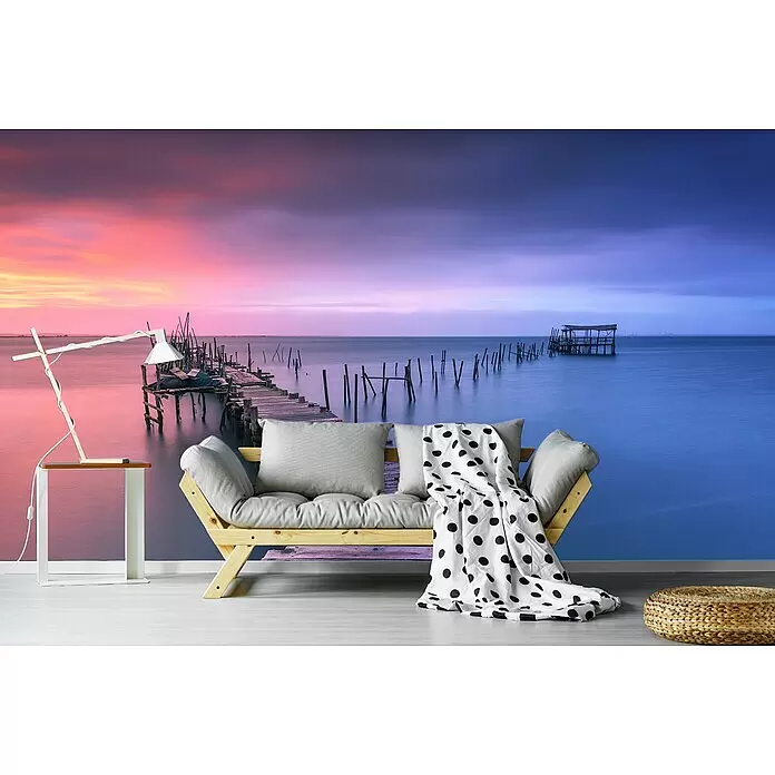 Papermoon Premium collection Fototapete Carrasqueira - B x H: 500 x 280 cm, Vlies - Wandtapete mit Sonnenuntergang am Meer und Holzsteg, hinter Sofa und Beistelltisch.