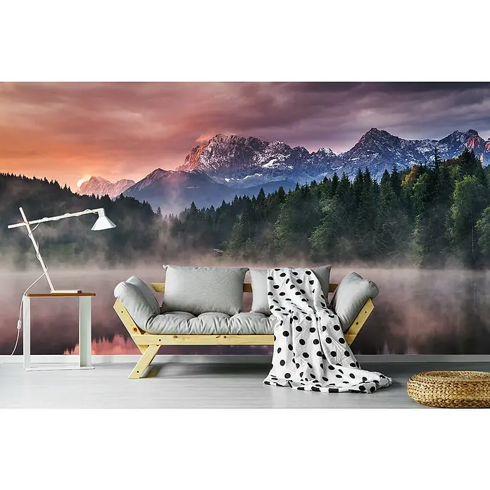 Papermoon Premium collection Fototapete Sonnenaufgang am See - B x H: 300 x 223 cm, Vlies - Wohnzimmer mit Landschaftstapete, hellem Holzsofa mit Kissen und einer Tagesdecke mit Punkten, die eine entspannende Atmosphäre schaffen.