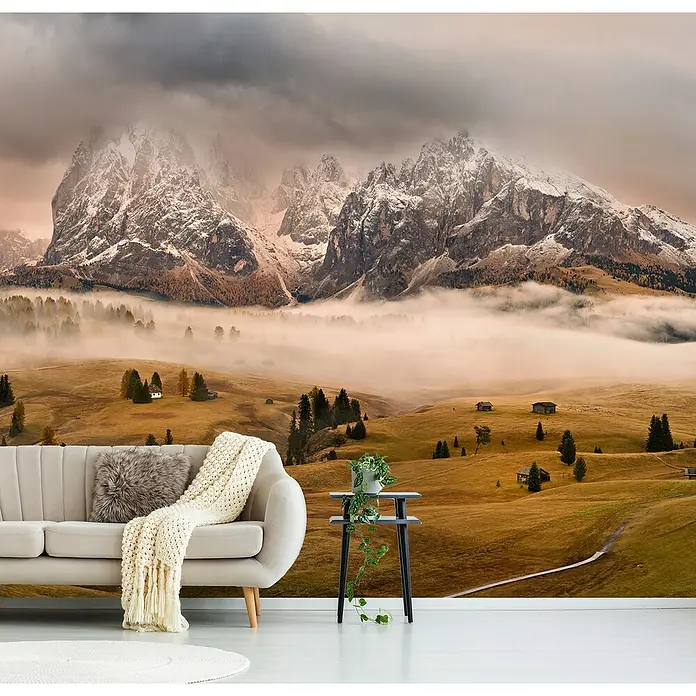Papermoon Premium collection Fototapete Dolomiten Mythen - B x H: 450 x 280 cm, Vlies - Wohnraum mit Bergpanorama-Tapete. Die Tapete zeigt eine beeindruckende Berglandschaft unter einem düsteren Himmel, ideal für eine gemütliche Atmosphäre.