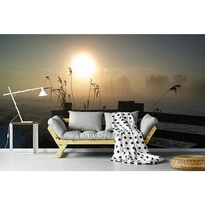Papermoon Premium collection Fototapete Winterstimmung - B x H: 300 x 223 cm, Vlies - Moderne Wohnzimmergestaltung mit stilvoller Holzliege, Kissen und Tagesdecke vor einer eindrucksvollen Naturtapete mit Sonnenaufgang.
