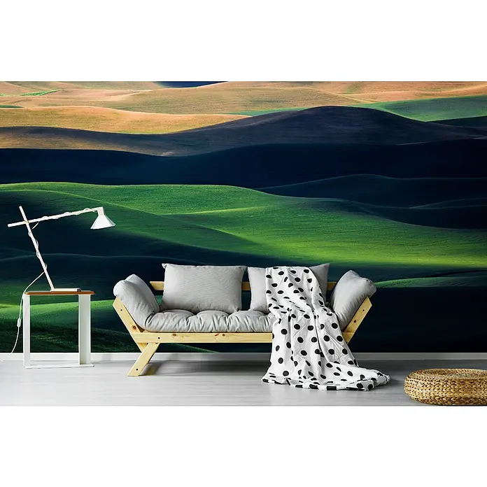 Papermoon Premium collection Fototapete Fließen - B x H: 350 x 260 cm, Vlies - Eine minimalistische Wohnzimmereinrichtung mit einem hellen Holzsofa, Kissen, einer Decke mit Punkten und einem passenden Beistelltisch mit Lampe.