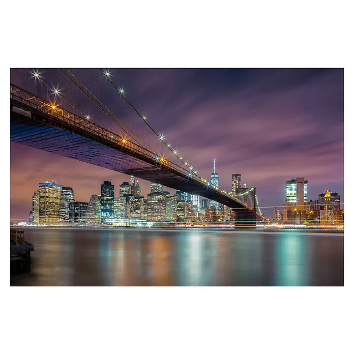 Papermoon Premium collection Fototapete Brooklyn Bridge Night - B x H: 450 x 280 cm, Vlies - Nachtaufnahme der Brooklyn Bridge und der Skyline von New York, die mit Lichtern und Reflexionen im Wasser eine faszinierende Atmosphäre erzeugt.