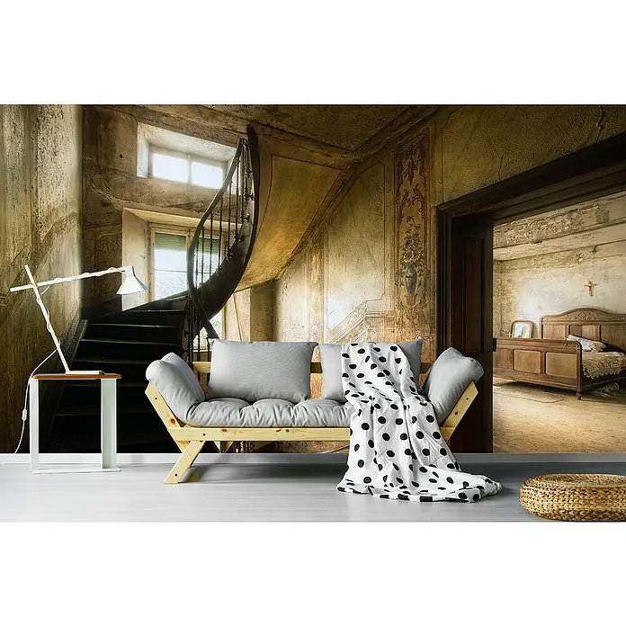 Papermoon Premium collection Fototapete Antiker Flur - B x H: 250 x 186 cm, Vlies - Einladende Szene mit einem stilvollen Holzsofa mit Polka-Dot-Überwurf vor einer Wand mit Treppenhaus- und Zimmer-Motiven.