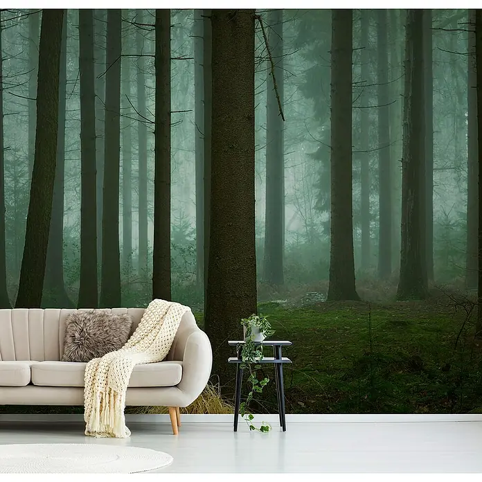 Papermoon Premium collection Fototapete Die dunklen Tage des Winters - B x H: 450 x 280 cm, Vlies - Ein gemütliches Wohnzimmer mit einem Waldtapete, einem cremefarbenen Sofa und einem kleinen Tisch.