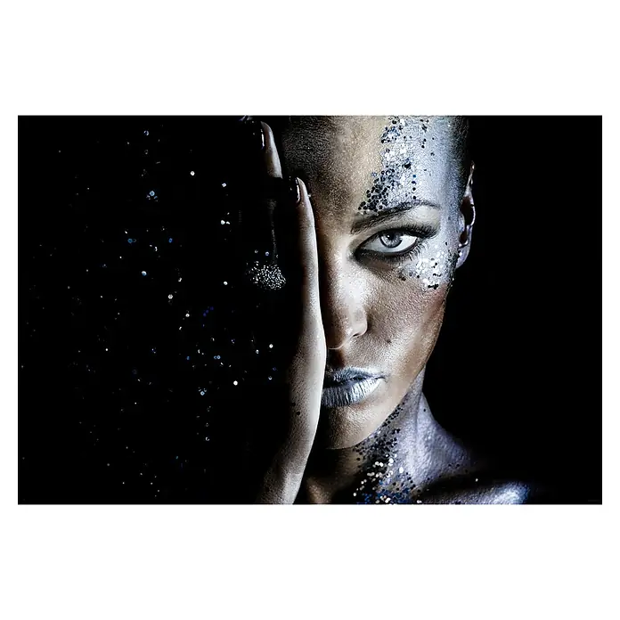 Papermoon Premium collection Fototapete Milchstraße - B x H: 500 x 280 cm, Vlies - Frau mit silbernem Glitzer-Make-up, das die Hälfte ihres Gesichts bedeckt, vor dunklem Hintergrund für einen dramatischen Effekt.