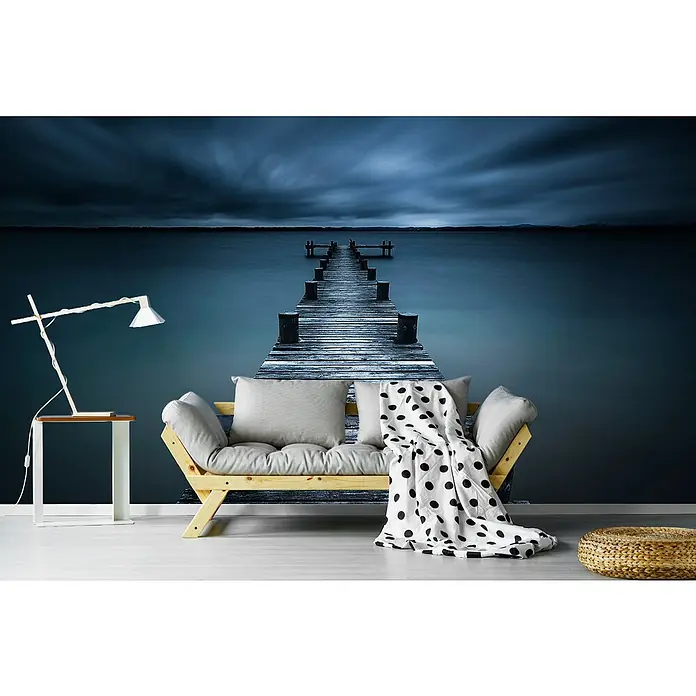 Papermoon Premium collection Fototapete Steg ins Meer - B x H: 250 x 186 cm, Vlies - Wohnzimmer mit Holzbettsofa, minimalistischer Lampe und einem Wandbild mit einem Steg, der in einen dunklen See führt.