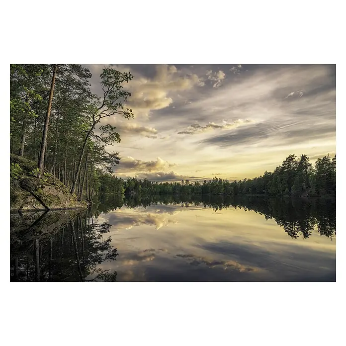 Papermoon Premium collection Fototapete Schweden - B x H: 350 x 260 cm, Vlies - Ruhige See Landschaft mit Spiegelung der Bäume und des Himmels. Das Wasser reflektiert die malerischen Wolken und die Ufervegetation.