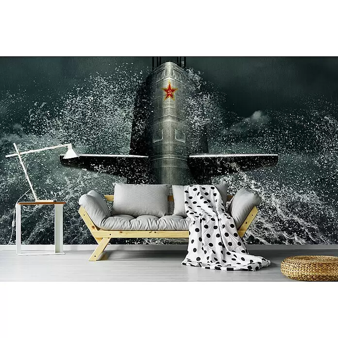 Papermoon Premium collection Fototapete U-Boot - B x H: 200 x 149 cm, Vlies - Holzsofa mit grauen Kissen und gepunkteter Decke, in einem Raum mit U-Boot-Wandbild.