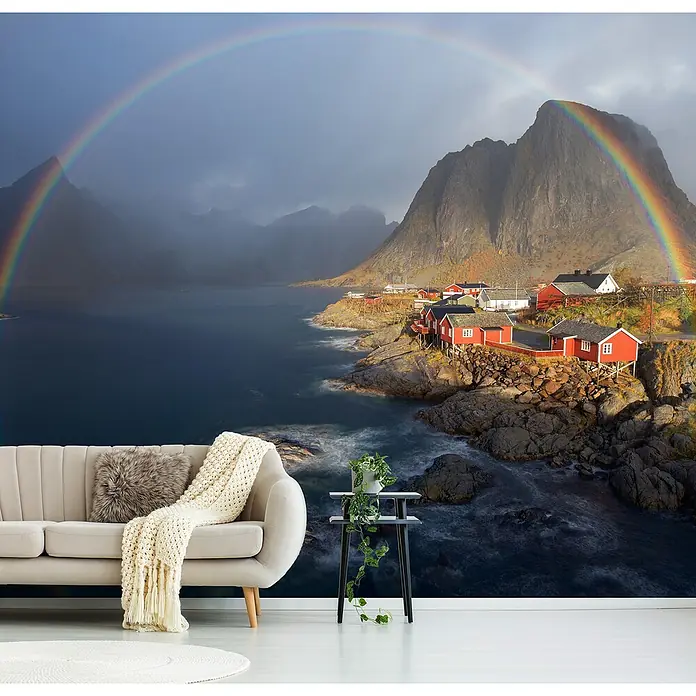 Papermoon Premium collection Fototapete Im Regenbogen - B x H: 400 x 260 cm, Vlies - Das Bild zeigt eine stilvolle Wohnzimmerkulisse mit einer Fototapete, die eine malerische Landschaft mit einem Regenbogen zeigt.