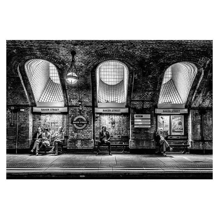 Papermoon Premium collection Fototapete Bäckerstraße - B x H: 250 x 186 cm, Vlies - Schwarzweißaufnahme der Baker Street Station in London, die die Architektur und die wartenden Menschen zeigt.