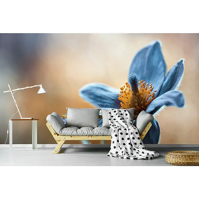Papermoon Premium collection Fototapete Pasque - B x H: 350 x 260 cm, Vlies - Eine Nahaufnahme eines blauen Blümchen Wandbildes, das einem Raum durch sein künstlerisches Design ein modernes Flair verleiht.