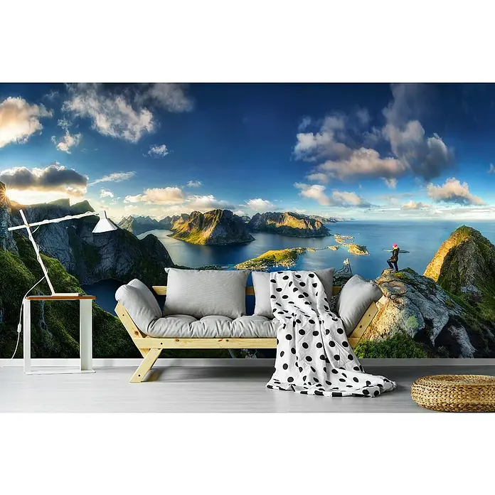 Papermoon Premium collection Fototapete Reinebringen Ansicht - B x H: 250 x 186 cm, Vlies - Fototapete mit einem atemberaubenden Ausblick auf die Berge und einem stilvollen Sofa im Vordergrund. Perfekt für Wohnzimmer und Schlafzimmer.