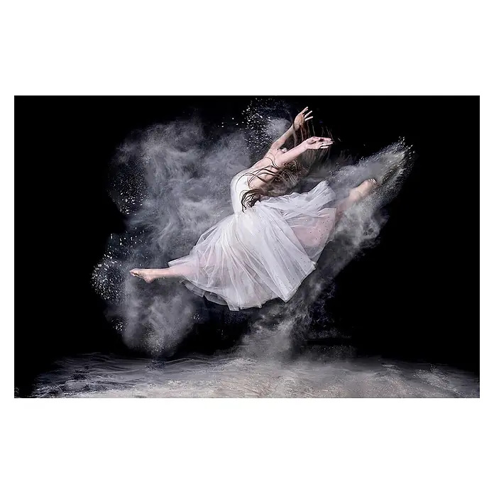 Papermoon Premium collection Fototapete Wolkentänzerin - B x H: 250 x 186 cm, Vlies - Eine Ballerina in einem weißen Tutu, umgeben von einer Wolke aus Puder, springt anmutig in die Luft, ein Ausdruck von Leichtigkeit und Eleganz.