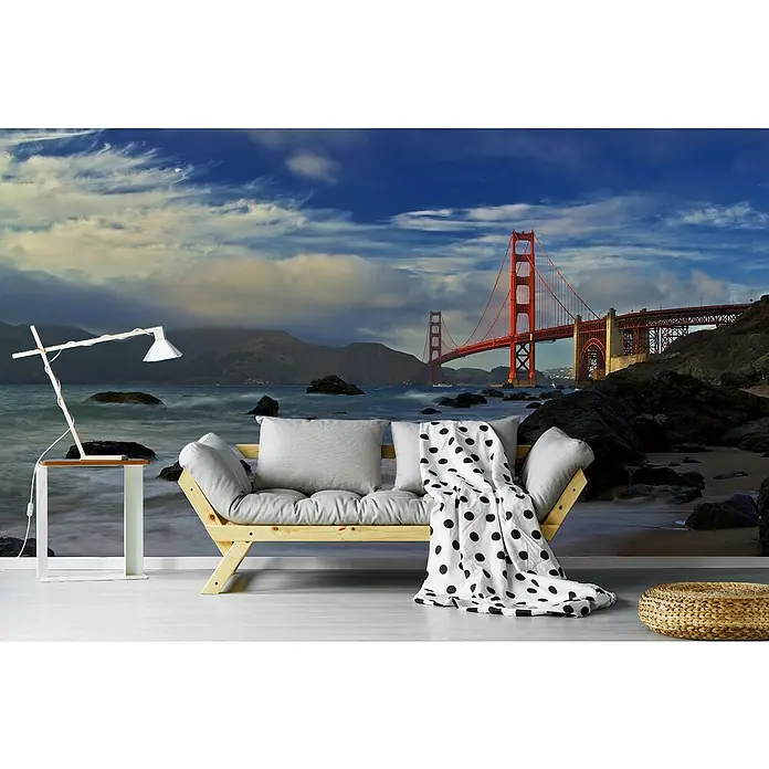 Papermoon Premium collection Fototapete Golden Gate Bridge - B x H: 450 x 280 cm, Vlies - Wandbild mit Golden Gate Bridge und Strandmotiv, schafft eine entspannende Atmosphäre mit Couch, Lampe und Dekoration.
