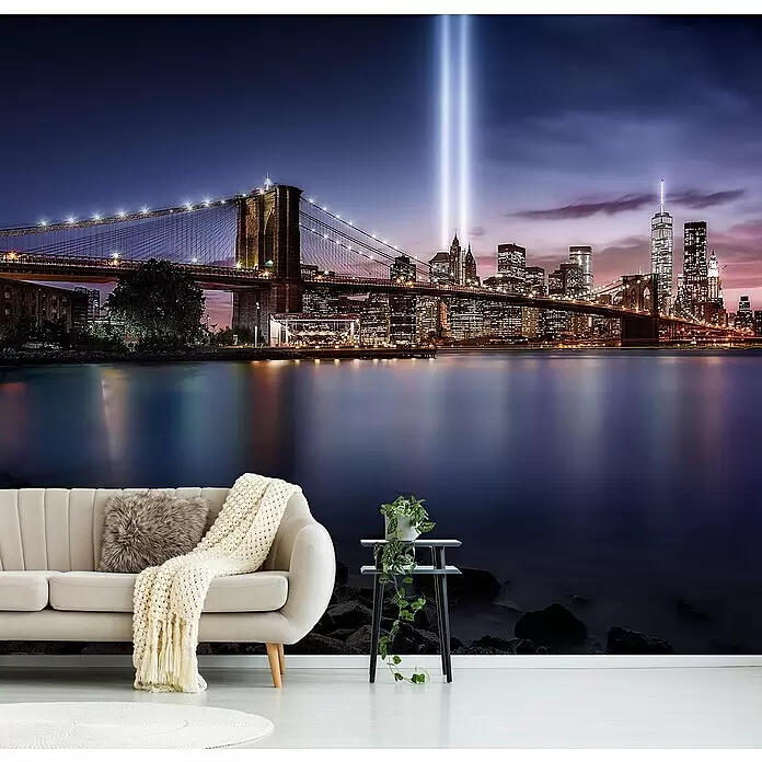 Papermoon Premium collection Fototapete Unvergesslich 9-11. - B x H: 200 x 149 cm, Vlies - Wandbild mit der Brooklyn Bridge und der Skyline von New York City bei Nacht mit dem Tribute in Light, in einem Wohnzimmer installiert.