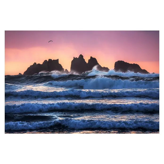 Papermoon Premium collection Fototapete Bandon Strandschichten - B x H: 450 x 280 cm, Vlies - Dramatische Küstenlandschaft mit Felsen, Wellen und einem lebendigen rosa Sonnenuntergang.