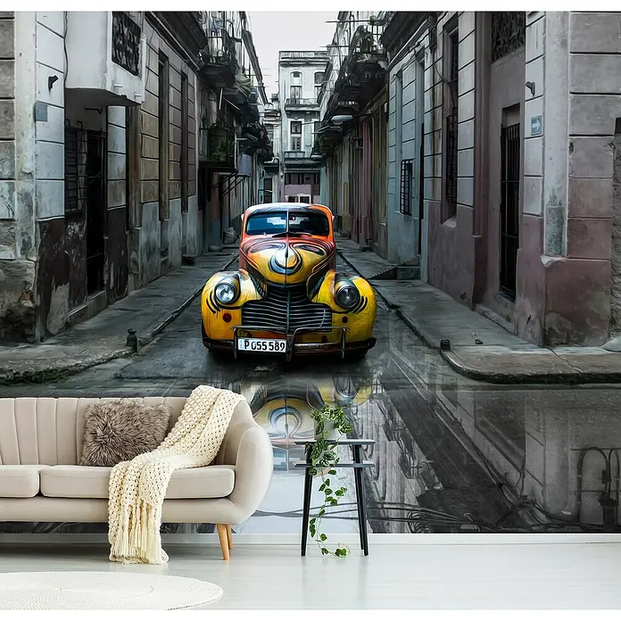 Papermoon Premium collection Fototapete Kuba - B x H: 400 x 260 cm, Vlies - Eine Wandtapete mit einem Oldtimer in einer Gasse, die dem Raum einen Hauch von Vintage-Flair verleiht. Die lebendigen Farben des Autos stechen hervor.