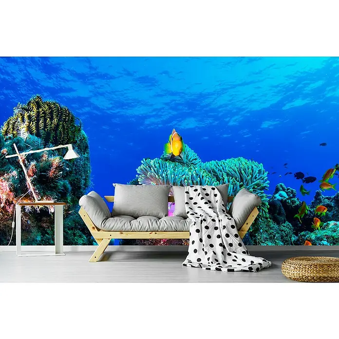 Papermoon Premium collection Fototapete Leben im Meer - B x H: 250 x 186 cm, Vlies - Einladender Raum mit einem hellen Holzbettsofa mit Kissen und einer gepunkteten Decke vor einer Unterwasser-Fototapete.